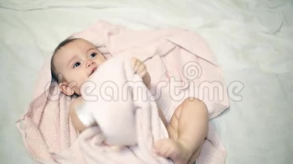 刚出生的漂亮宝宝洗澡后拿毛巾视频的预览图