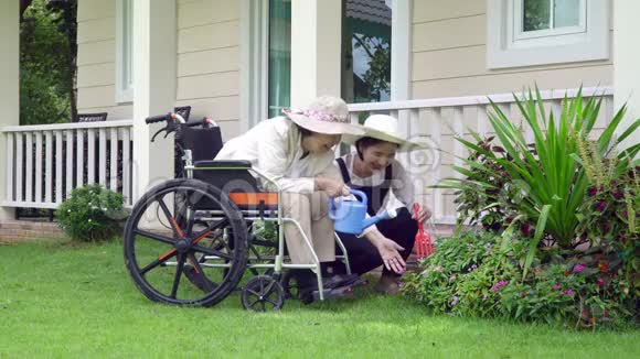 老太太和女儿在后院放松视频的预览图