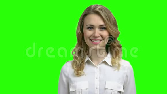 美丽的微笑女人在色度键背景视频的预览图