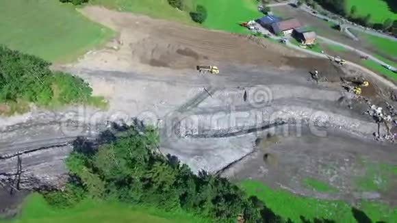 清除道路滑坡后泥石流在奥地利阿尔卑斯山萨尔茨堡视频的预览图