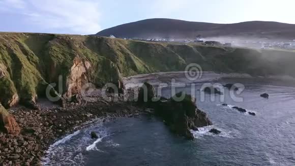 爱尔兰唐加尔县Dungloe天际线的鸟瞰图视频的预览图