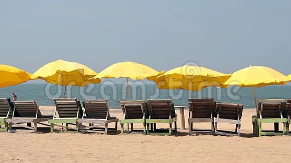 靠近海滩的黄色雨伞视频的预览图