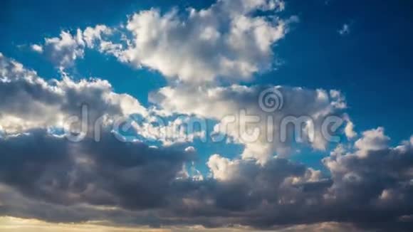天空中白云的时光流逝片段视频的预览图