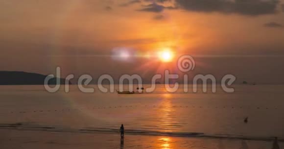 日落时海面或海洋上光线的时间流逝热带夏季炎热天气全景运动视频的预览图