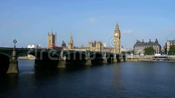 伦敦泰晤士河畔的大本钟和议会大厦视频的预览图