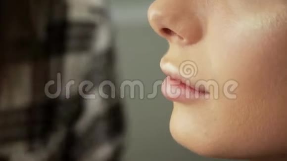 美容美发化妆师用一个金发碧眼的女人画眼睛上的阴影视频的预览图