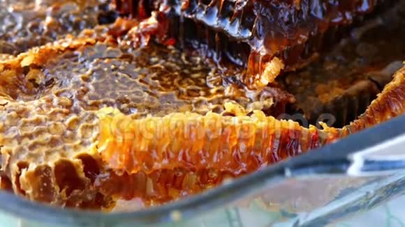 天然蜂窝蜂蜜特写天然蜂窝蜂蜜在玻璃碗里蜂窝蜂蜜用蜂窝作为早餐视频的预览图