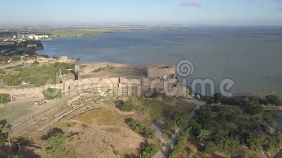 在乌克兰敖德萨地区阿克曼要塞和古城提拉比霍罗德德涅斯特罗夫斯基伊上空无人驾驶飞机飞行视频的预览图