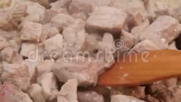 煎锅里的肉视频的预览图