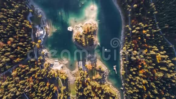 在阳光明媚的秋林湖山脉上库马塞斯威兹兰空中4k视频的预览图