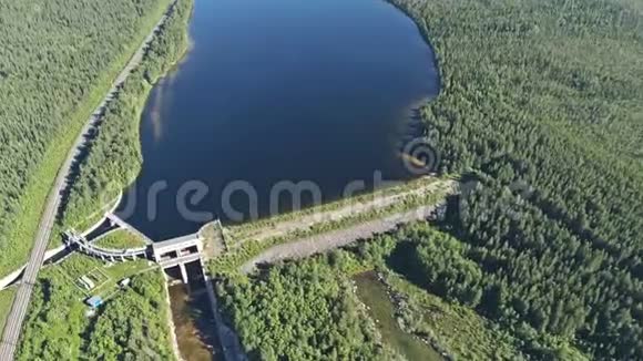 河上的水坝空中观景视频的预览图