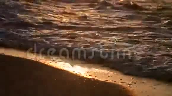 日落时分海滩上的波浪黎明的特写视频的预览图