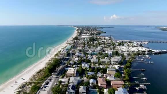 鸟瞰安娜玛丽亚岛小镇和海滩视频的预览图