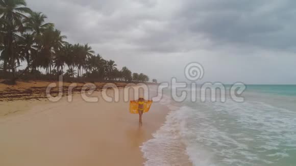 无忧无虑的年轻女子在异国情调的海滩上放松加勒比热带假日视频的预览图