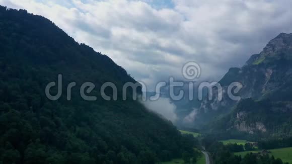 瑞士阿尔卑斯山飞越瑞士风景视频的预览图