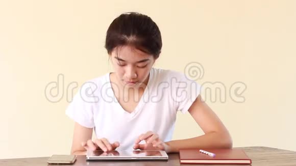 亚洲泰华学生大学美女使用平板电脑视频的预览图