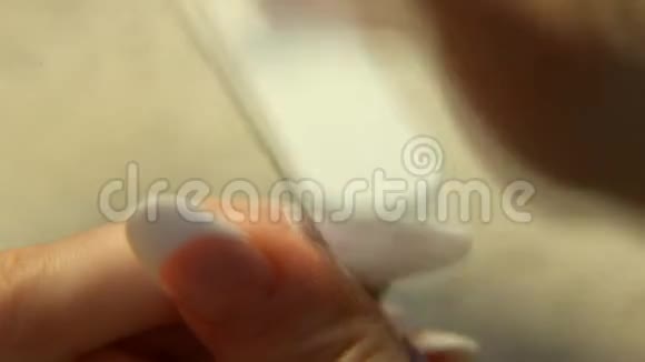 工作室的美女女性手指甲指甲修指甲视频的预览图