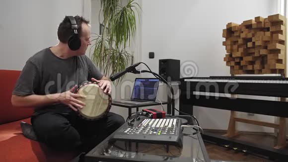 音乐家在家庭音乐工作室演奏djembe鼓乐器视频的预览图