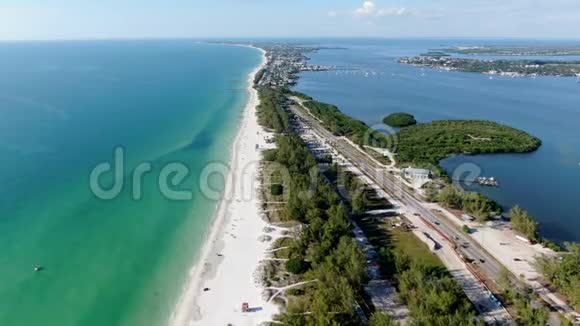 鸟瞰安娜玛丽亚岛小镇和海滩视频的预览图