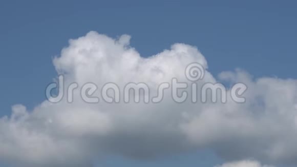 蓝天上的白色积云视频的预览图
