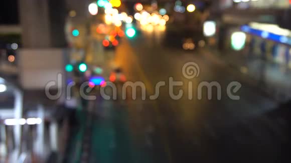 晚上道路交通的俯视图散焦镜头视频的预览图