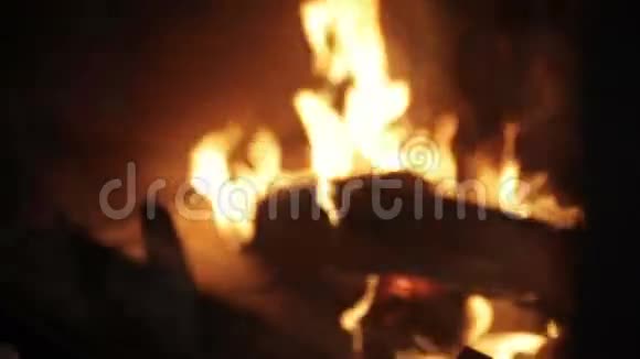 火在燃烧的地方特写视频的预览图