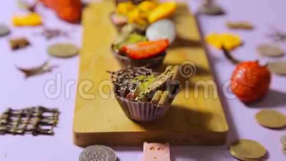 木制木板上的巧克力馅饼视频的预览图