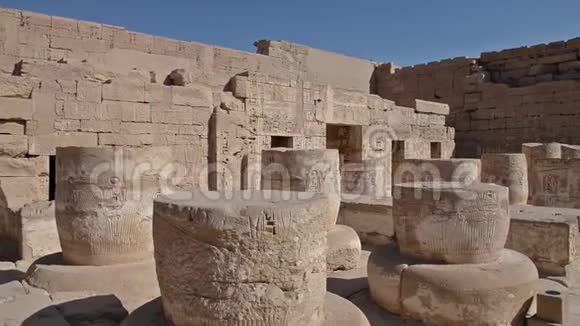 古埃及神庙的象形文字雕刻和柱子视频的预览图