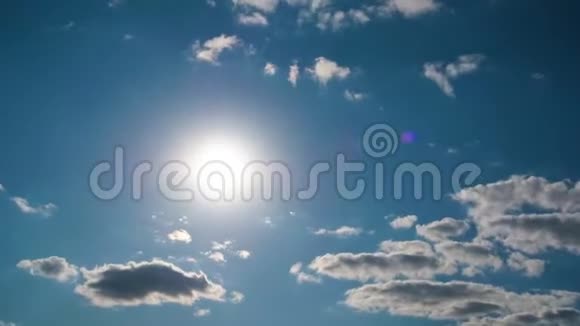 在明亮的太阳背景下云彩在蓝天上平稳地移动时间推移视频的预览图