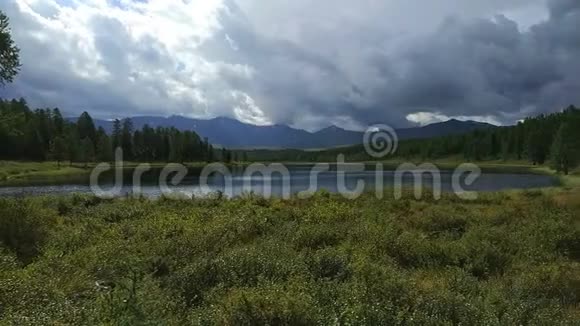 阿尔泰山上的湖视频的预览图