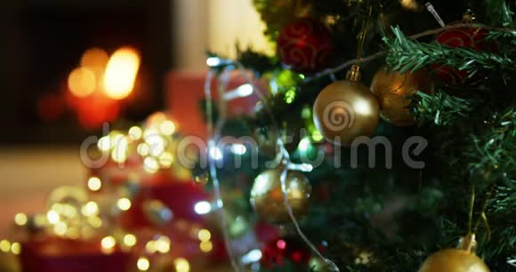 家里的圣诞树和装饰品视频的预览图