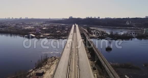鸟瞰大桥上的城市交通乌克兰基辅达尼茨基大桥视频的预览图