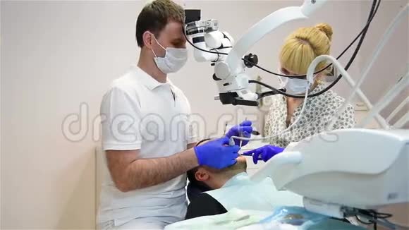 牙医治疗病人视频的预览图