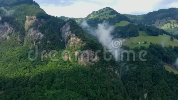 瑞士阿尔卑斯山飞越瑞士风景视频的预览图