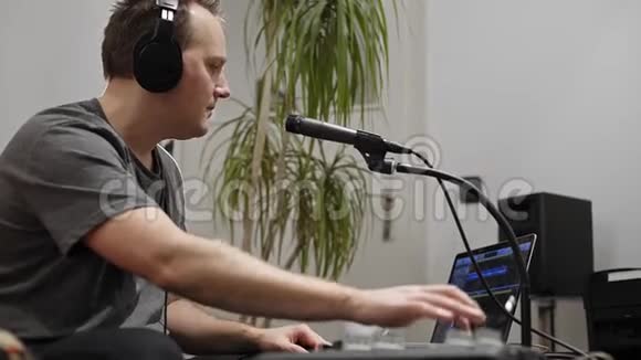 音乐家在家庭音乐工作室演奏MIDI键盘视频的预览图