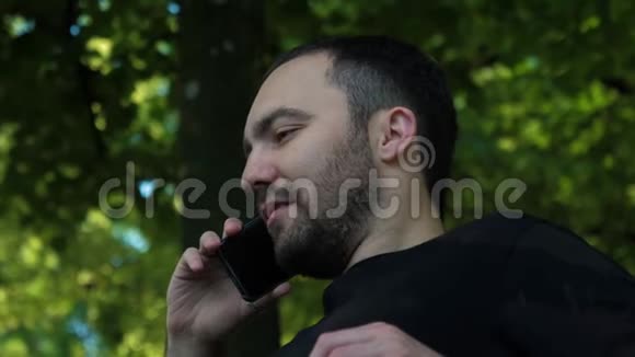 英俊的年轻男性在手机上说话视频的预览图