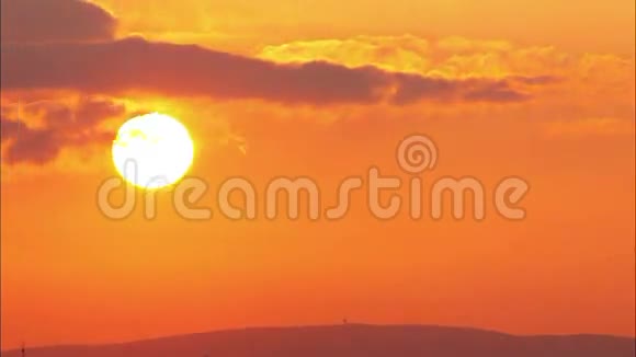 橙色红色日落与太阳时间流逝视频的预览图