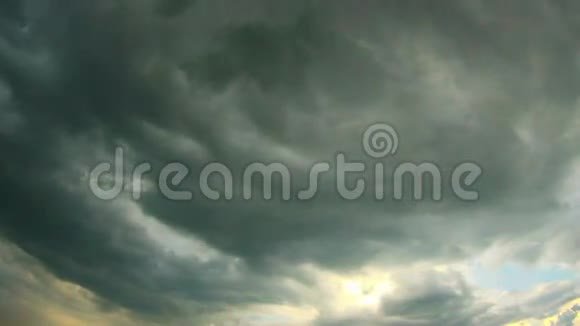 蓝天和彩虹中的云时间推移视频的预览图