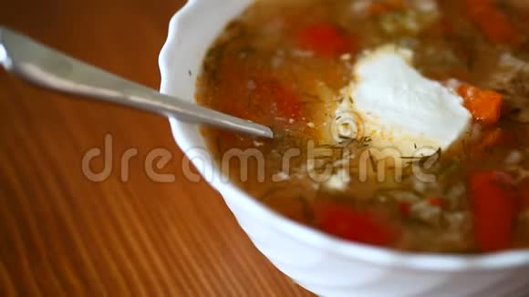 菜汤和肉丸和胡椒在盘子里视频的预览图