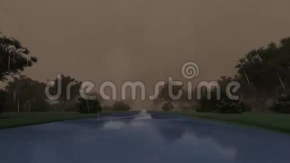 雨雨暴风雨的云雾蒙蒙的湿路视频的预览图