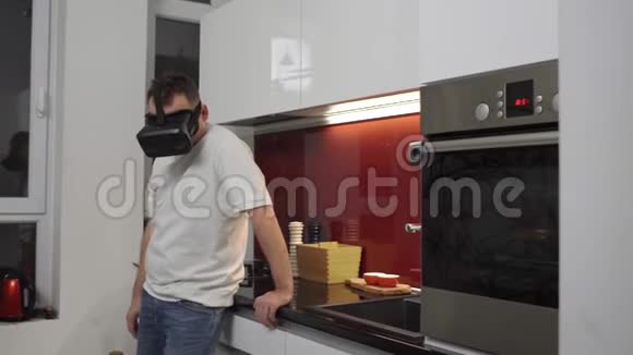 男人在厨房里享受vr耳机视频的预览图