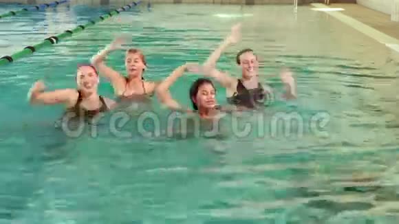 适合女人在泳池里做水上有氧运动视频的预览图