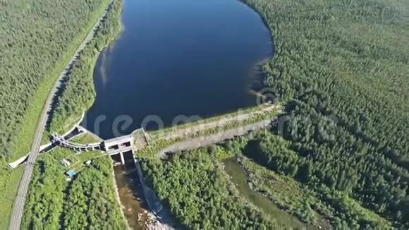 河上的水坝空中观景台视频的预览图