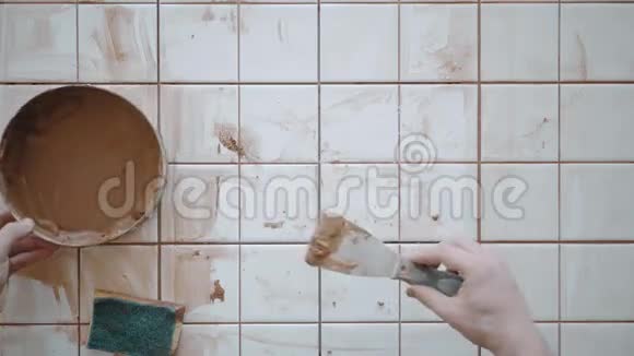 纹身男在厨房餐桌上铺瓷砖视频的预览图