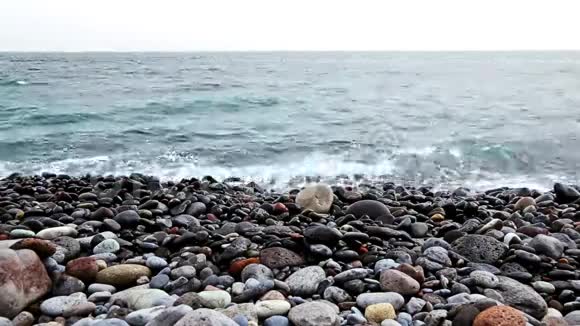 海岸海岸海洋或海洋海岸有波浪的石头视频的预览图