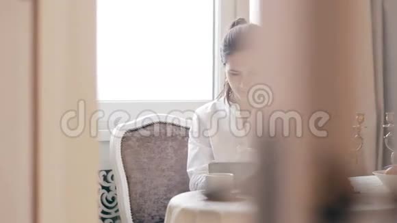 一桌一桌地喝咖啡的女人视频的预览图