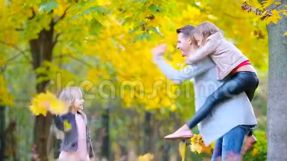 秋天公园的幸福家庭享受温暖的一天视频的预览图