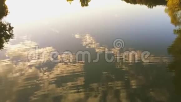 日落风景湖倒影日出光滑水面飞视频的预览图