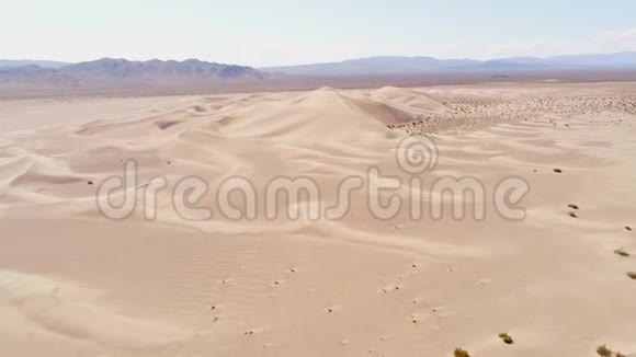 在沙漠中飞越沙丘视频的预览图