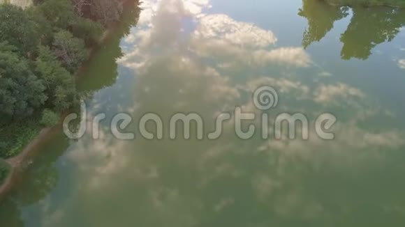 日落风景湖倒影日出光滑水面飞视频的预览图